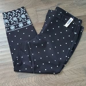 Old navy women's pixie pants size 20 black and white with scalloped edge